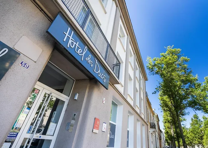 Logis Des Ducs Hotel 3*