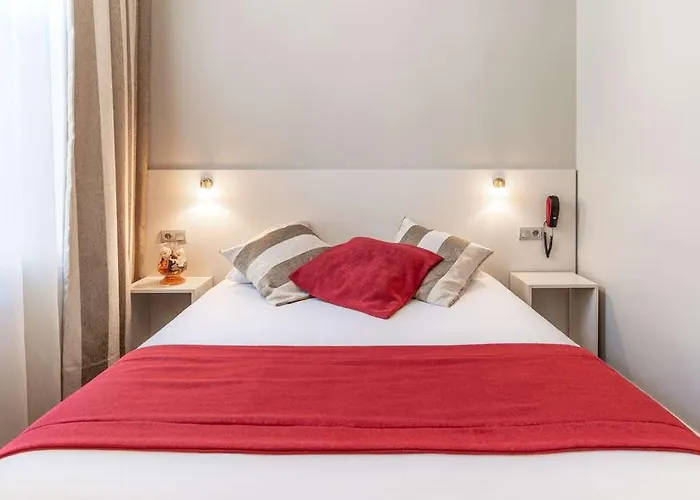 Logis Des Ducs Hotel